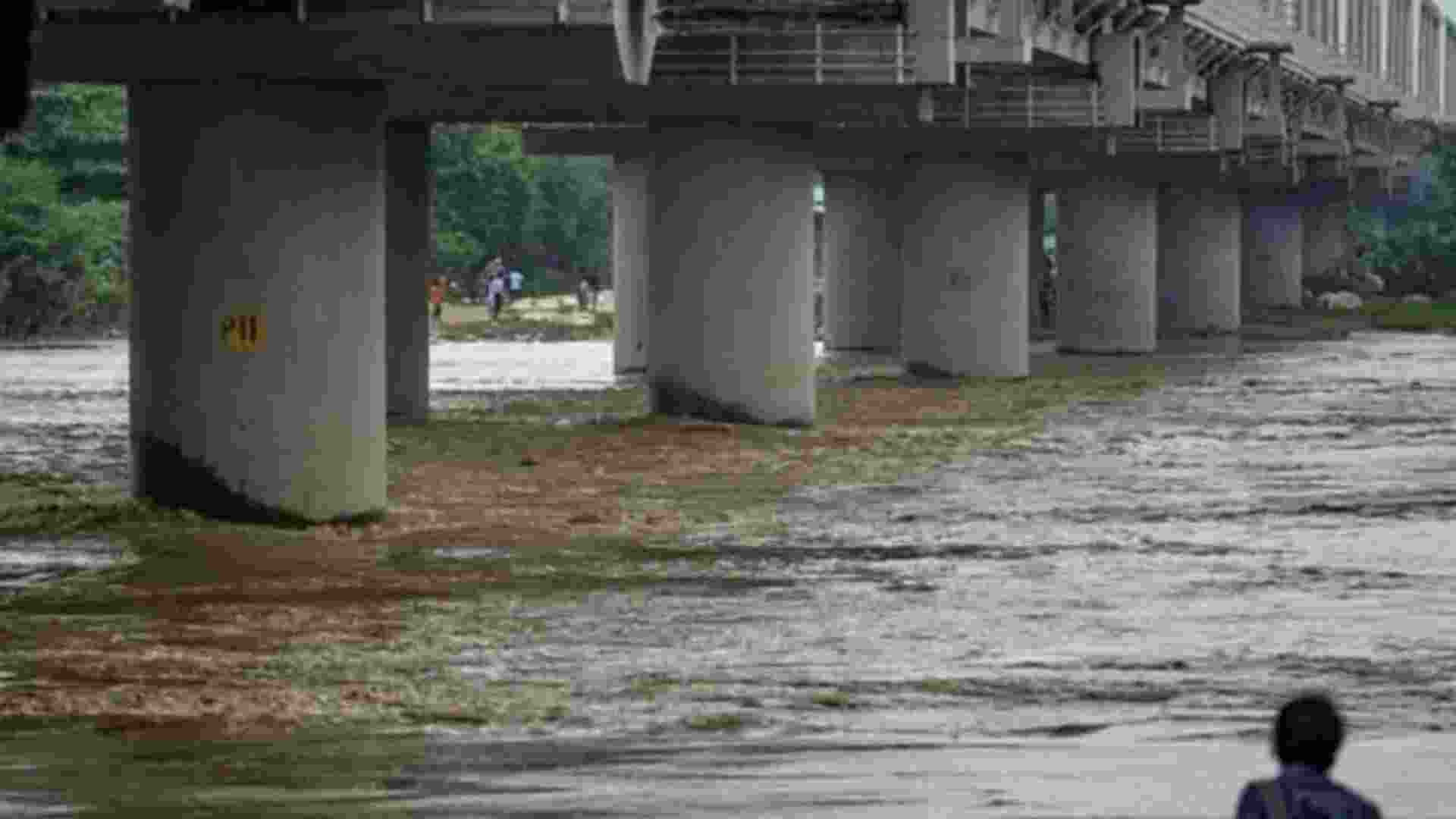 Visuals of the rising Yamuna river water level at Loha Pul.