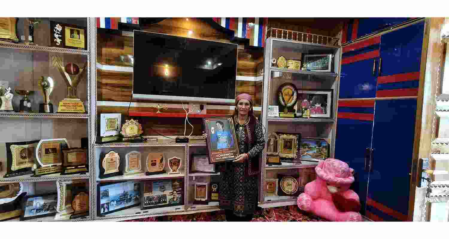 Cricketer Renuka Thakur's mother Sunita.