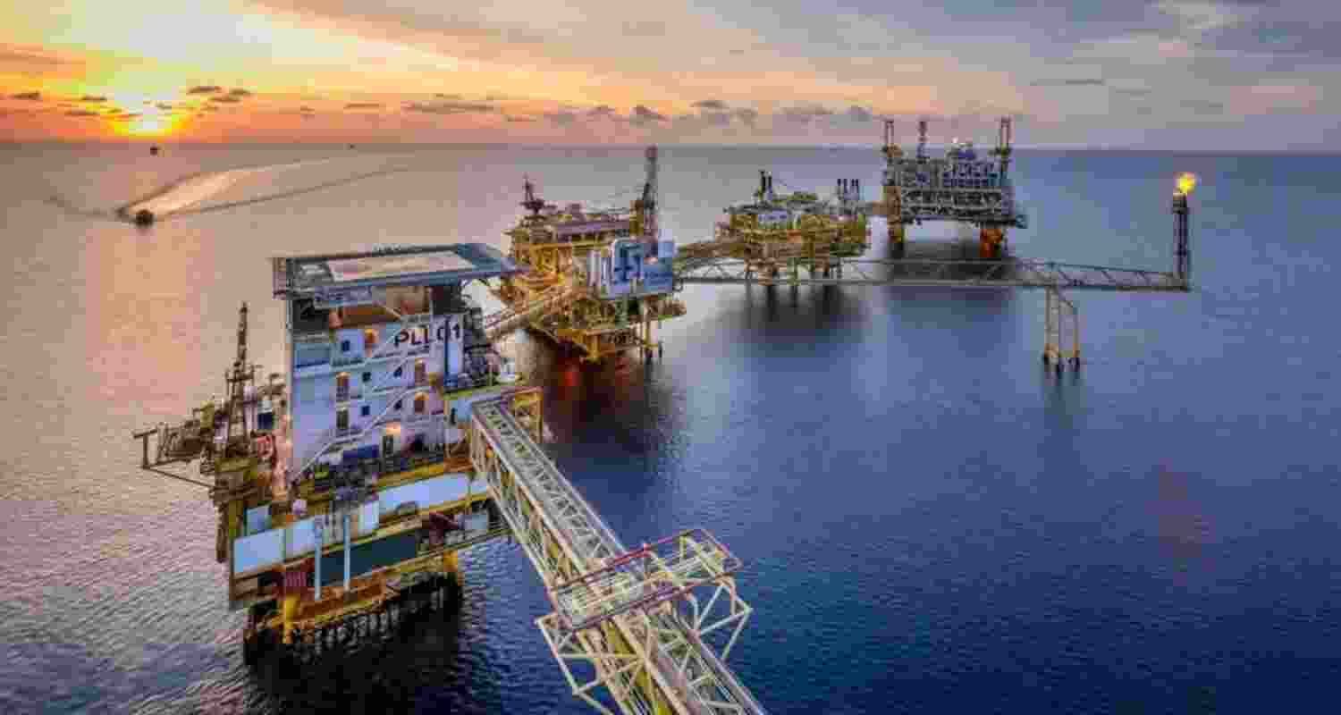 Firms are also considering bypassing US sanctions by purchasing crude from non-designated Russian entities, for example, Surgutneftegaz, Gazprom Neft, or independent traders using non-sanctioned intermediaries, since the sanctions don’t include all Russian oil or all Russian producers