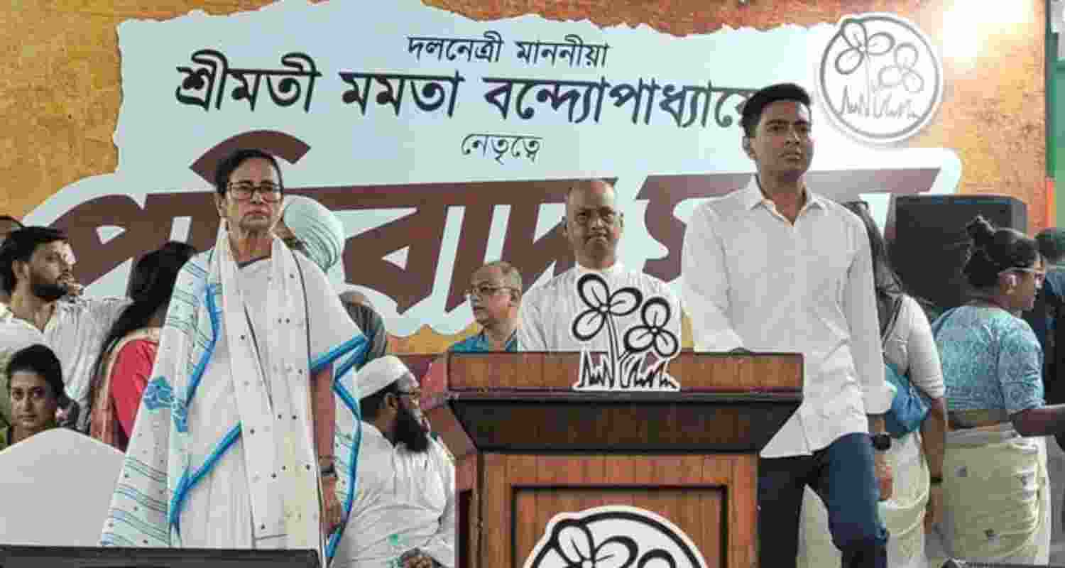TMC leaders Mamata Banerjee and Abhishek Banerjee on the SIR protest stage of Jorasanko - Image via X.