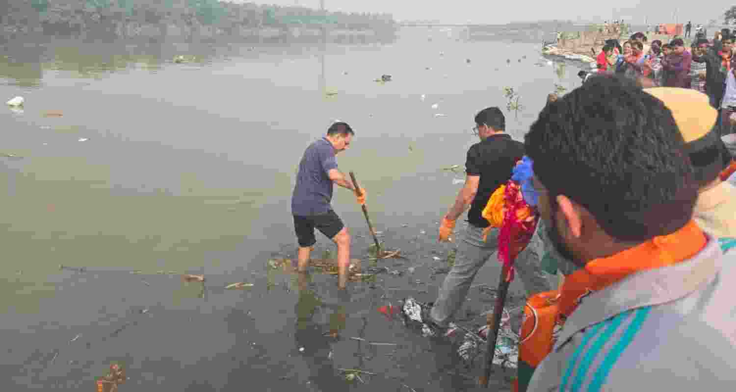 Virendra Sachdeva takes part in Yamuna ghat cleanup ahead of Chhath.