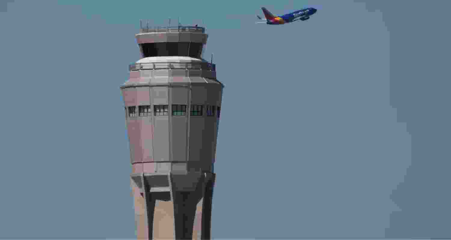 Flight delays mount as US shutdown enters 34th day.