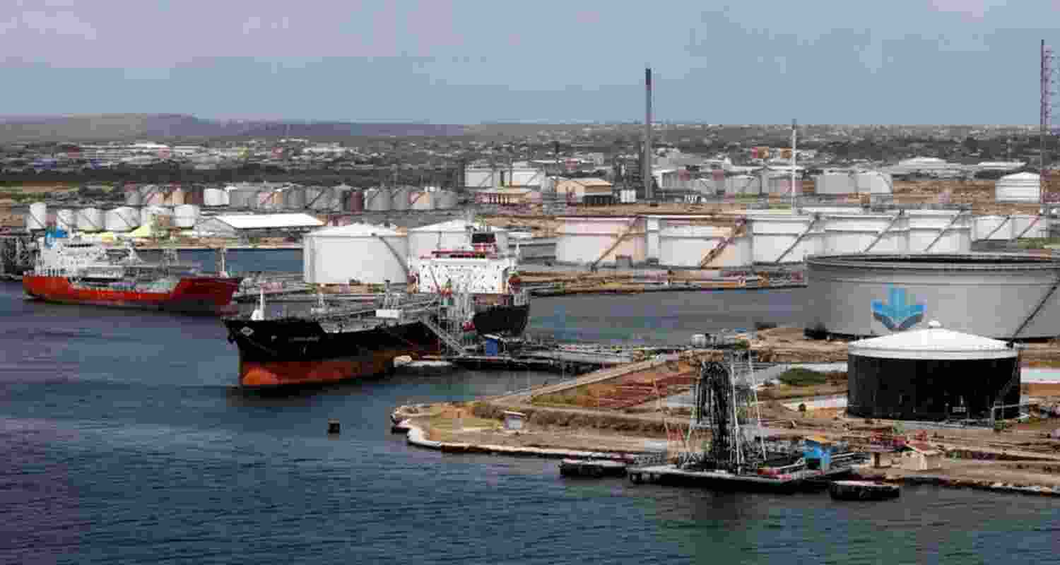 US sanctions Indian firms for transporting Iranian oils