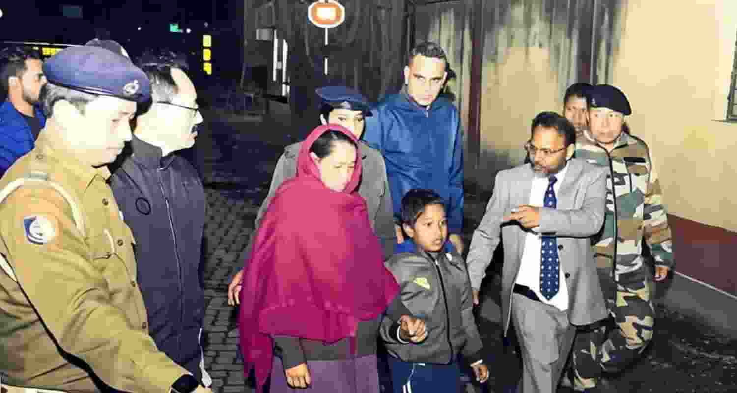 Pregnant Birbhum lady returns from Bangladesh after SC intervenes. 