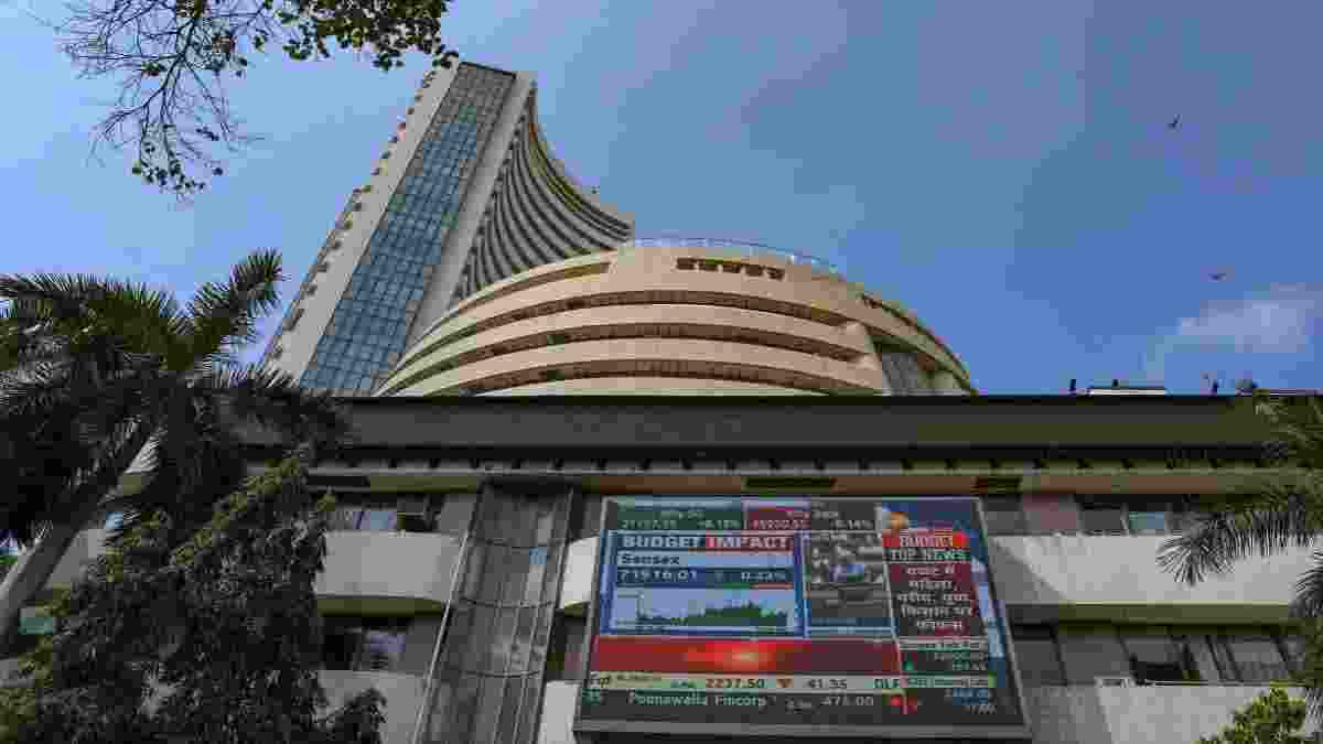 Markets settle higher on buying in bank, auto stocks