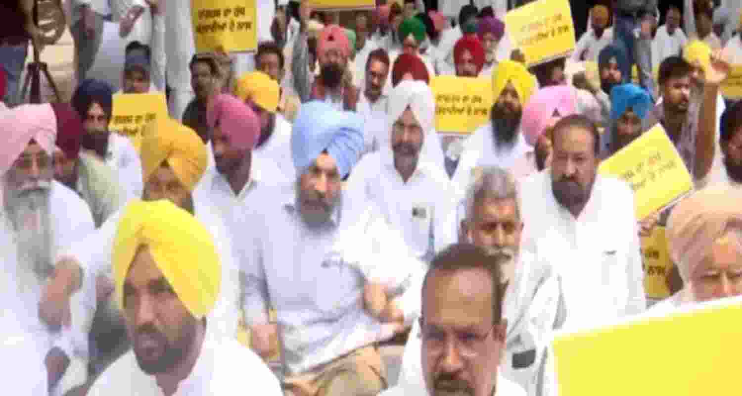 AAP stages protests in Mohali against Partap Singh Bajwa
