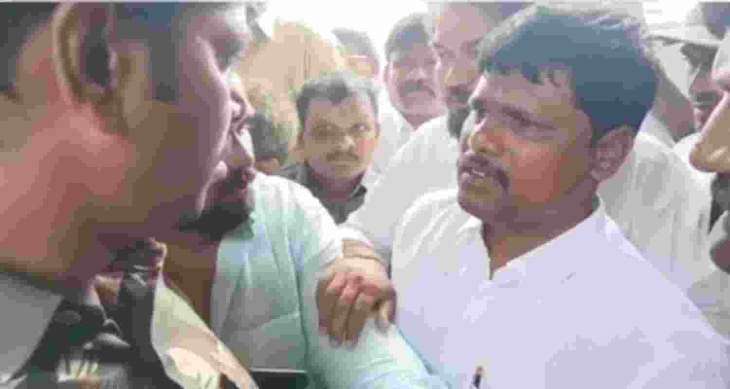 TDP Minister BC Janardhan Reddy's brother slapped an on-duty police constable, publicly.