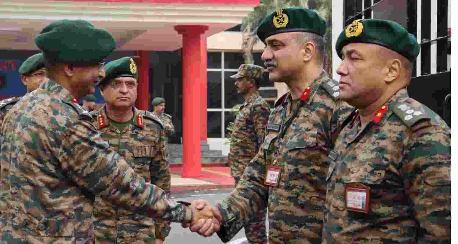 Lt Gen M V Suchindra Kumar visited White Knight Corps to review the operational preparedness. 