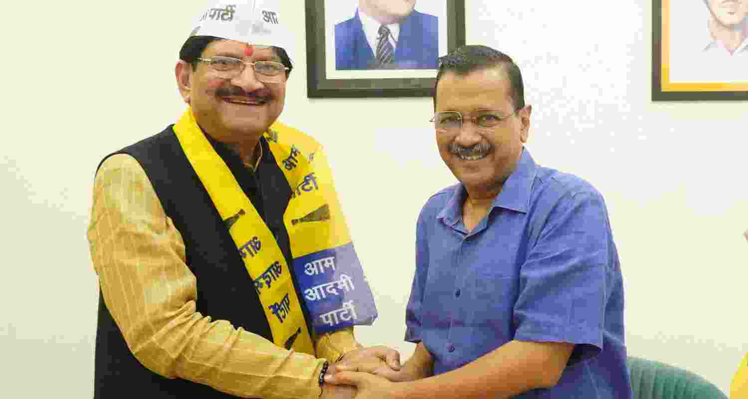 BJP's BB Tyagi joins AAP before Delhi assembly polls

