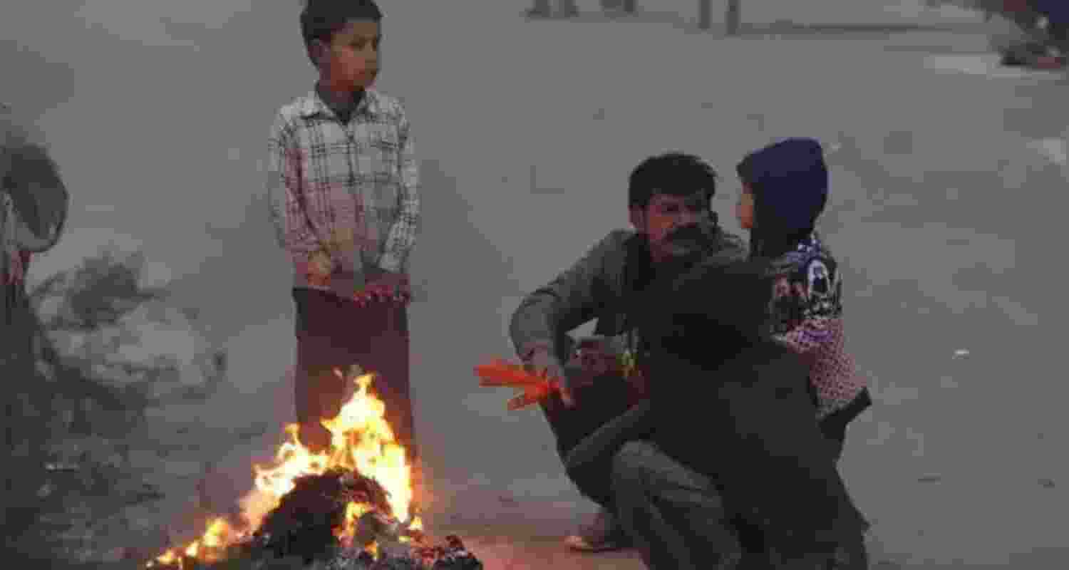 Dense fog engulfed the national capital which affected the commuters and traffic. 