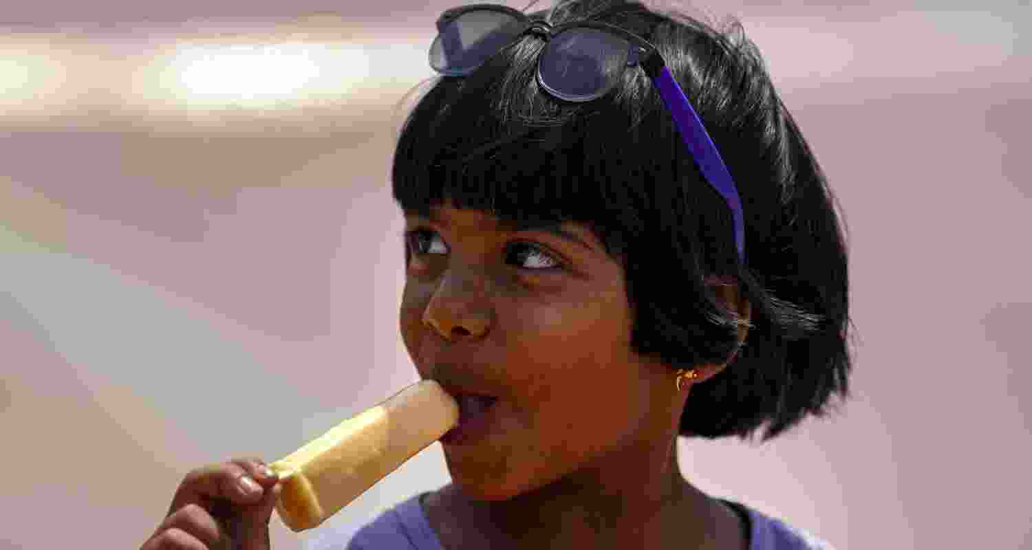 Delhi under yellow alert as IMD forecasts heatwave; max temp 41–43°C, AQI slips to ‘poor’ at 216, likely to improve to moderate later.