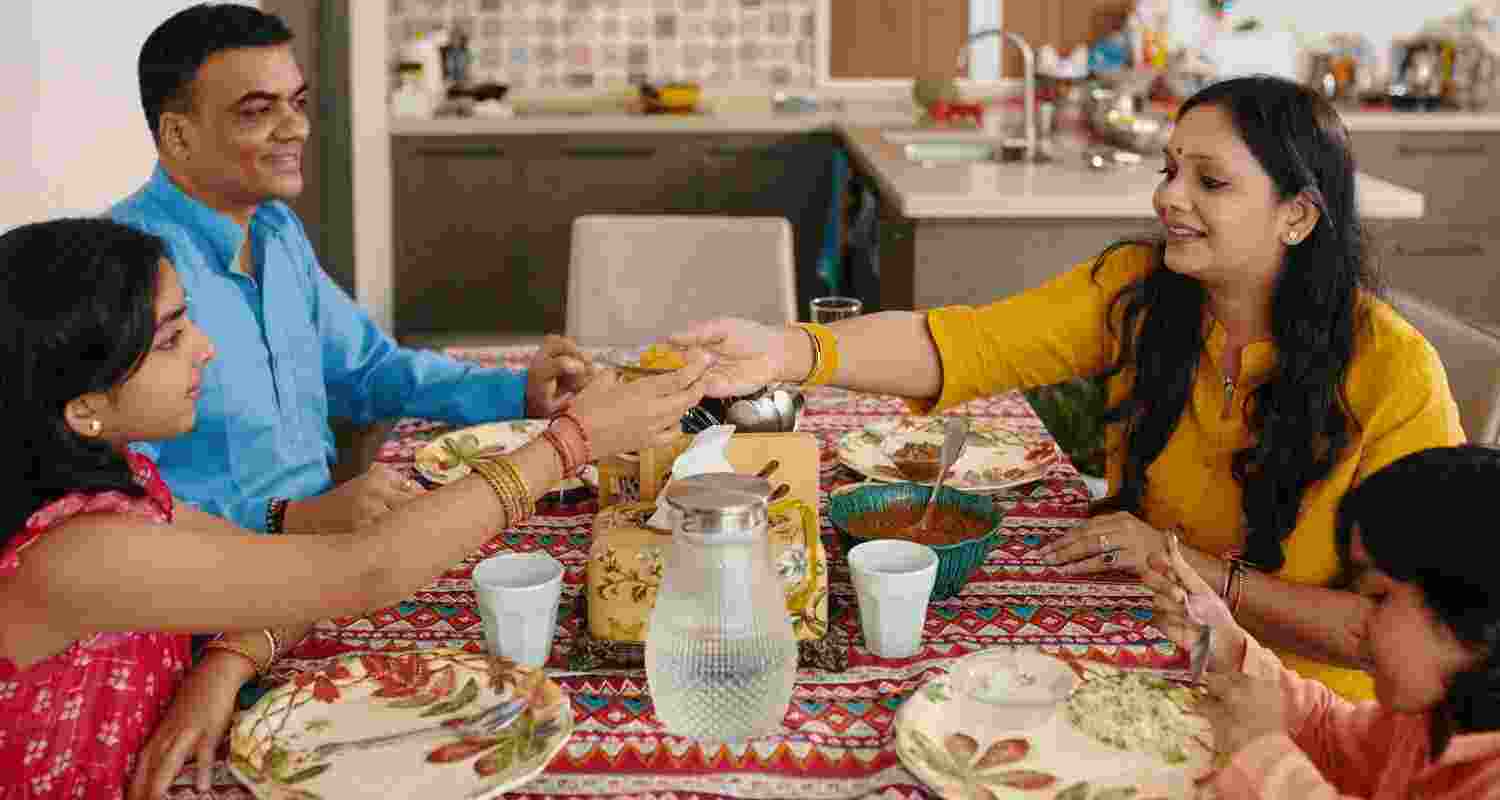 Should we eat dinner earlier in winter?