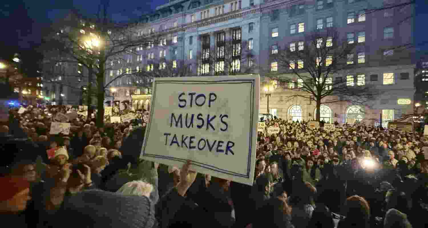 People protest outside the Treasury Department in Washington to stop Elon Musk's government takeover on February 5. Image: X People protest outside the Treasury Department in Washington to stop Elon Musk's government takeover on February 5. Image: X