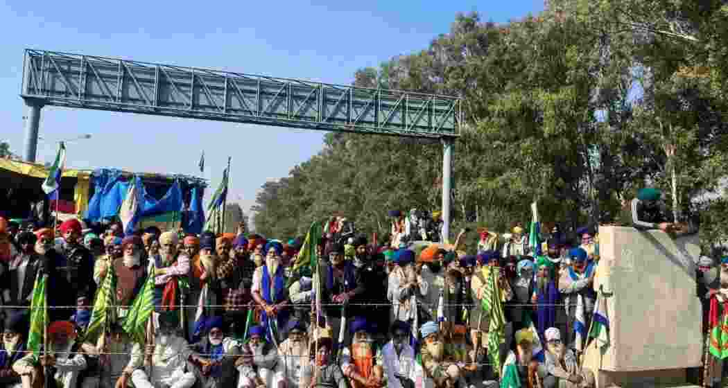 Farmers uproot barricades, clashes with police in Jalandhar