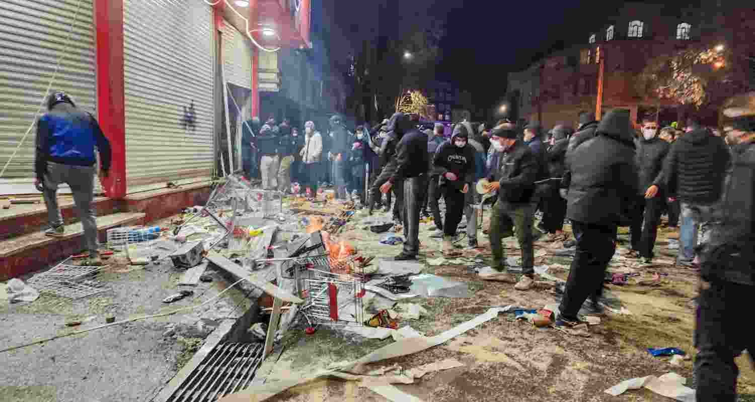 Prior to Iran’s 1979 Islamic Revolution, the rial was broadly stable, trading at around 70 to USD 1. At the time of Iran’s 2015 nuclear deal with world powers, USD 1 traded for 32,000 rials Prior to Iran’s 1979 Islamic Revolution, the rial was broadly stable, trading at around 70 to USD 1. At the time of Iran’s 2015 nuclear deal with world powers, USD 1 traded for 32,000 rials