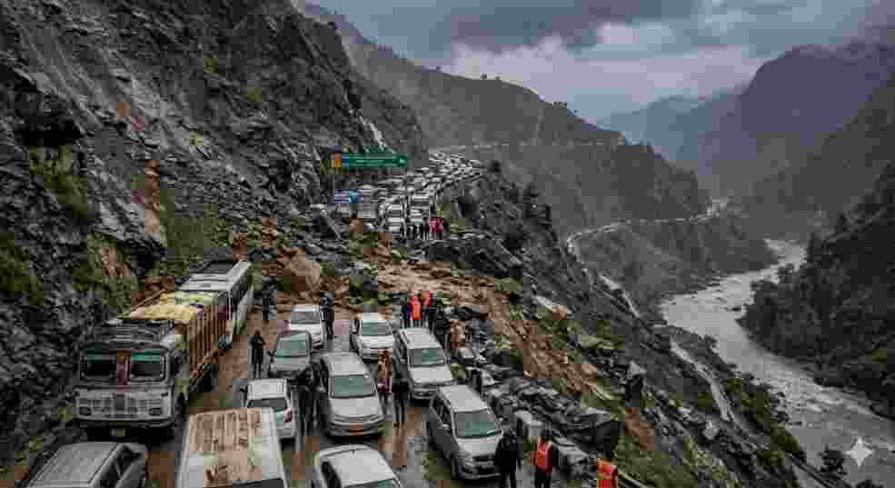 Jammu-Srinagar highway closed again, over 200 vehicles stranded
