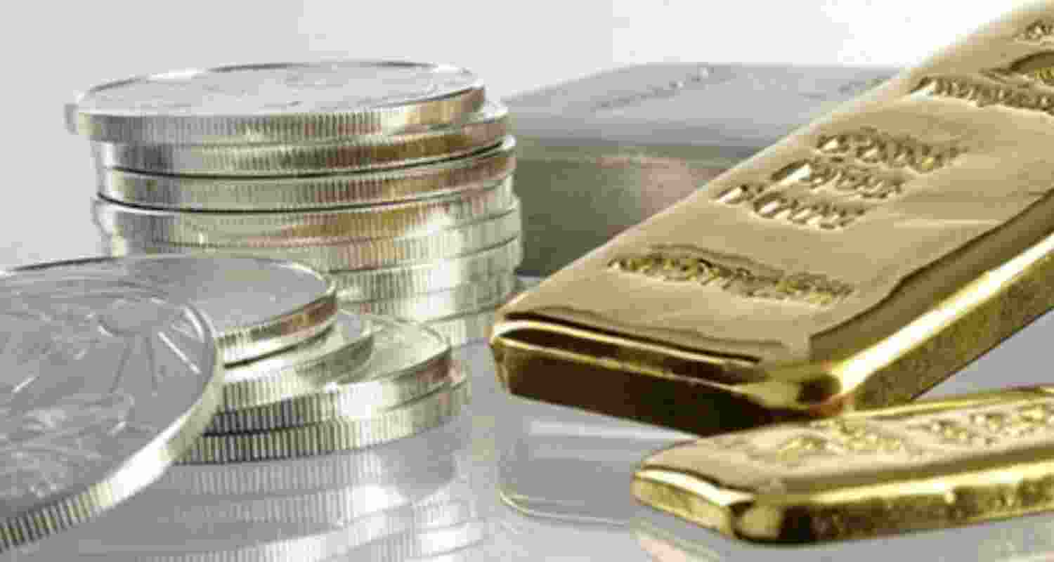 Gold jumps ₹850, silver slips ₹100