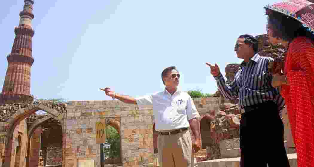 A guide leads tourists around the iconic Qutub Minar. (File photo)