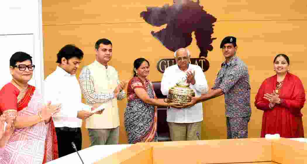 Rakhis being handed over to defence personnel.