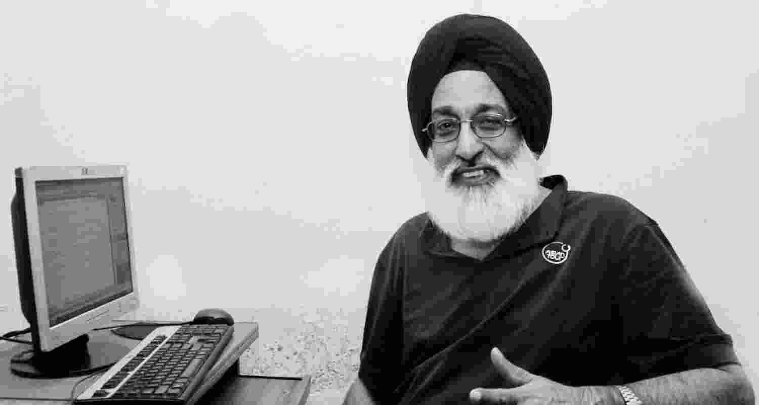 Harpal Bedi working at his desk. Image via Press Club of India.