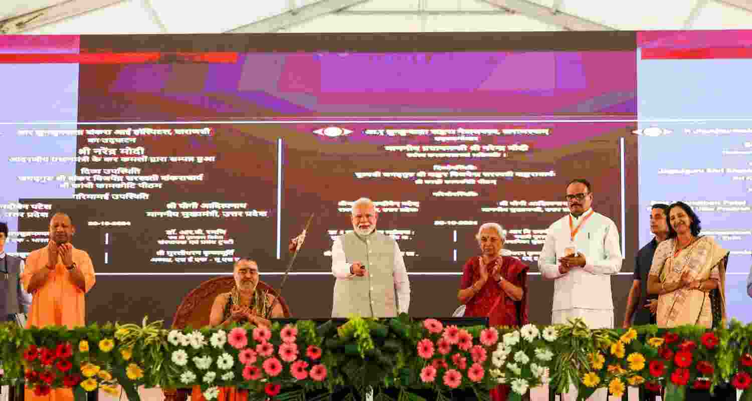 Kanchi Shankaracharya Praises PM Modi During His Kashi Visit.