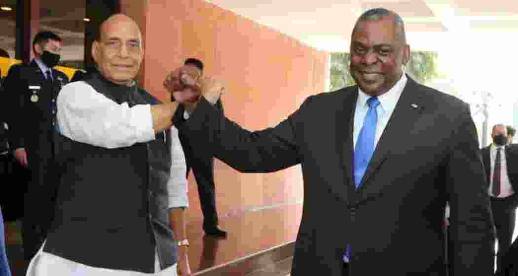 US Secretary of Defense Austin Joint (R) with Indian Defense Minister Singh (L).