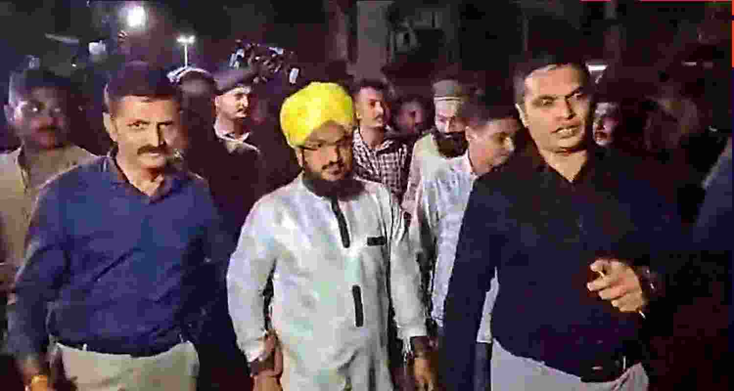 Hate Speech accused Islamic Preacher Mufti Salman Izhari is being taken to custody after a Junagadh court appearance.