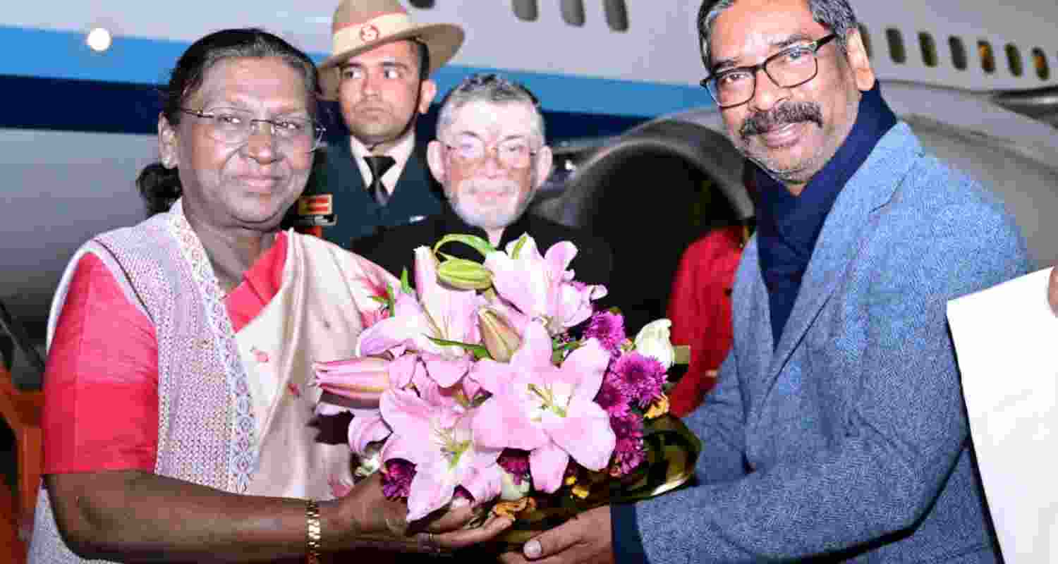 The President was welcomed by Governor Santosh Kumar Gangwar and Chief Minister Hemant Soren at the Airport. 