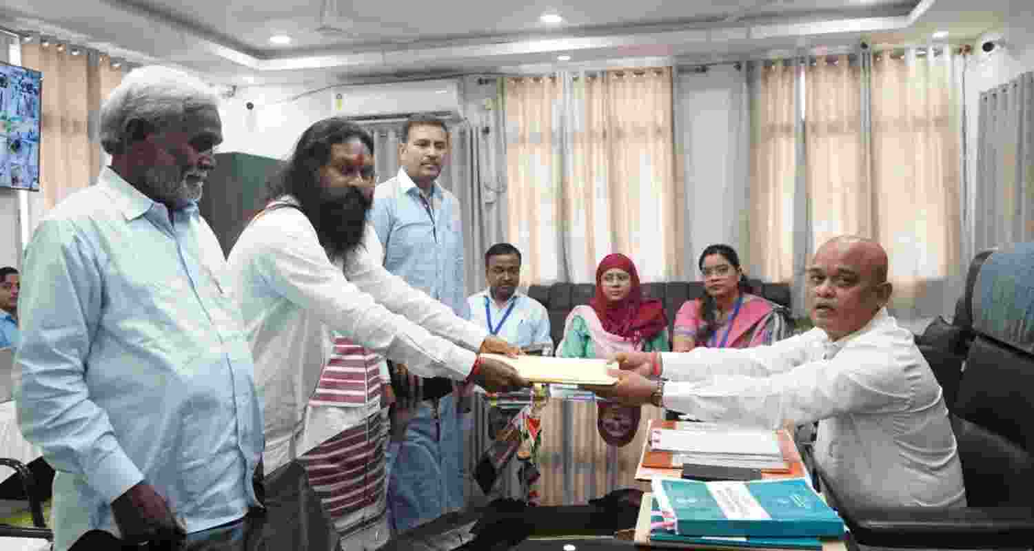 Former Chief Ministers Champai Soren and Babulal Marandi, along with AJSU Party president Sudesh Mahto, joined Babulal Soren as he filed his papers — reflecting the NDA’s united front ahead of the November 11 bypoll.