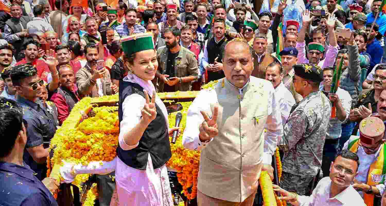 Former Himachal Pradesh CM Jairam Thakur with BJP candidate Kangana Ranaut during a rally. 