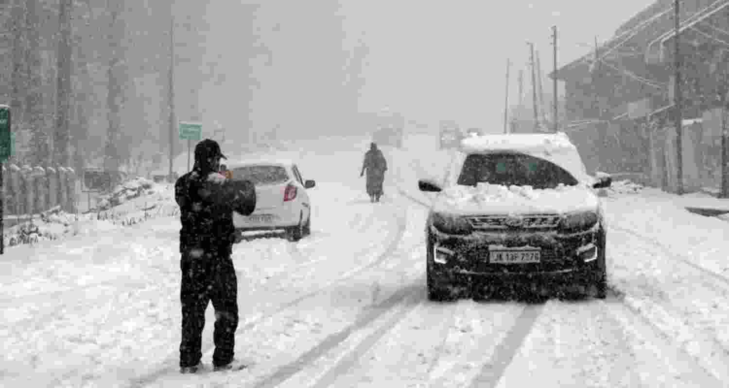 Srinagar highway closed due to landslide amid snow and rain