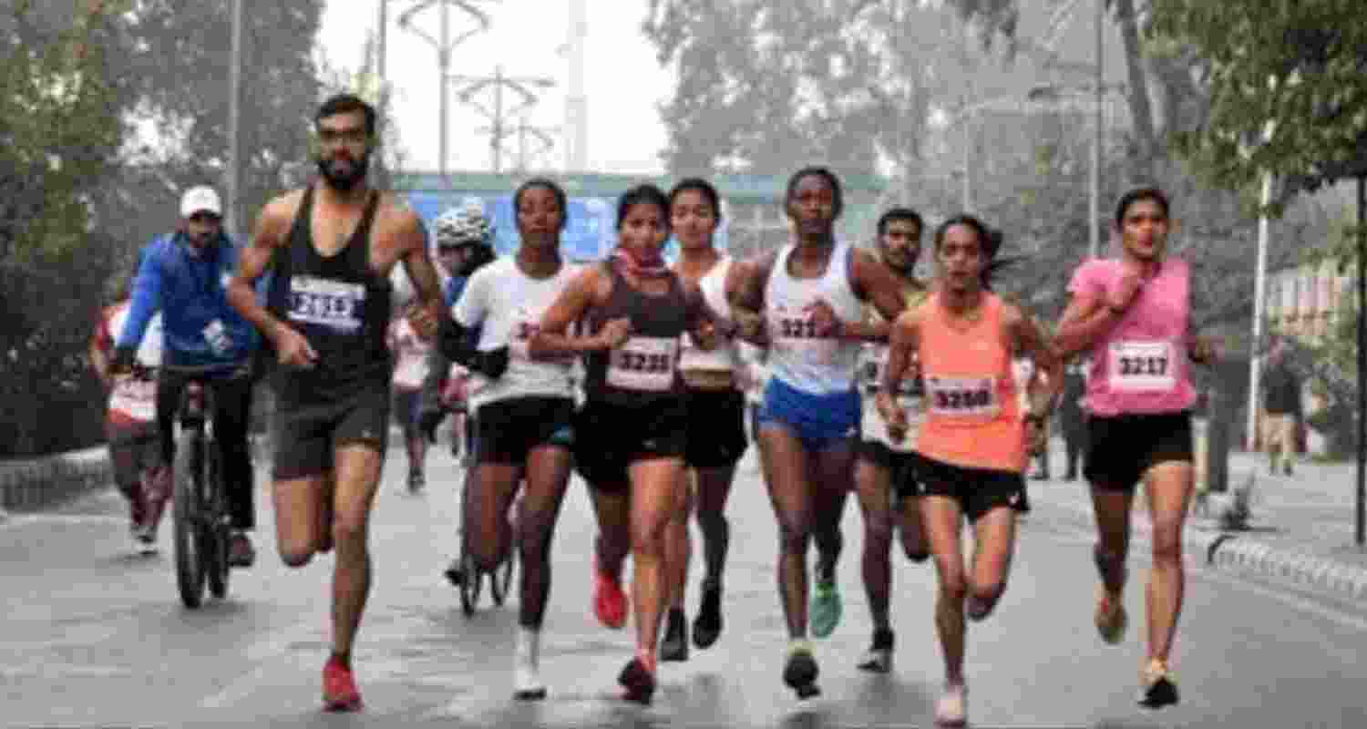Kashmir Marathon 2025 in Srinagar draws 1,500 runners from 27 states and 11 countries. 