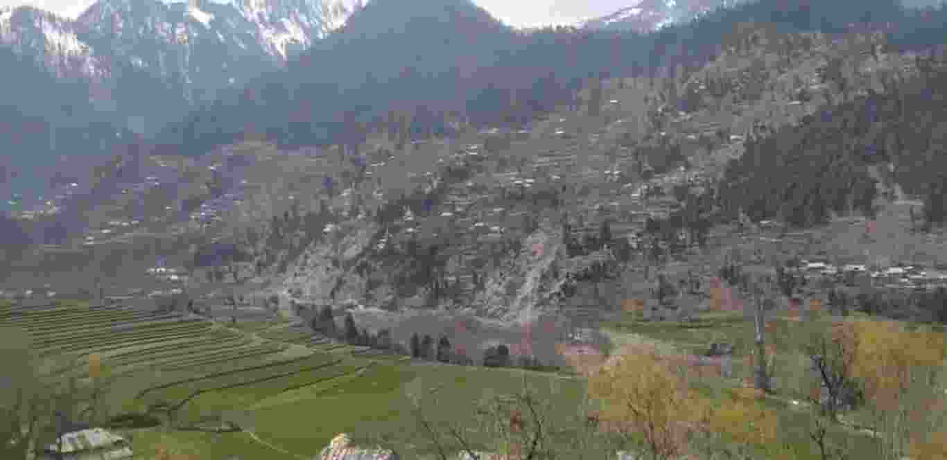 An Army patrol spotted Munir Hussain, who was unarmed, moving into Indian territory. When challenged, he attempted to flee but was apprehended. No incriminating material was found on him.