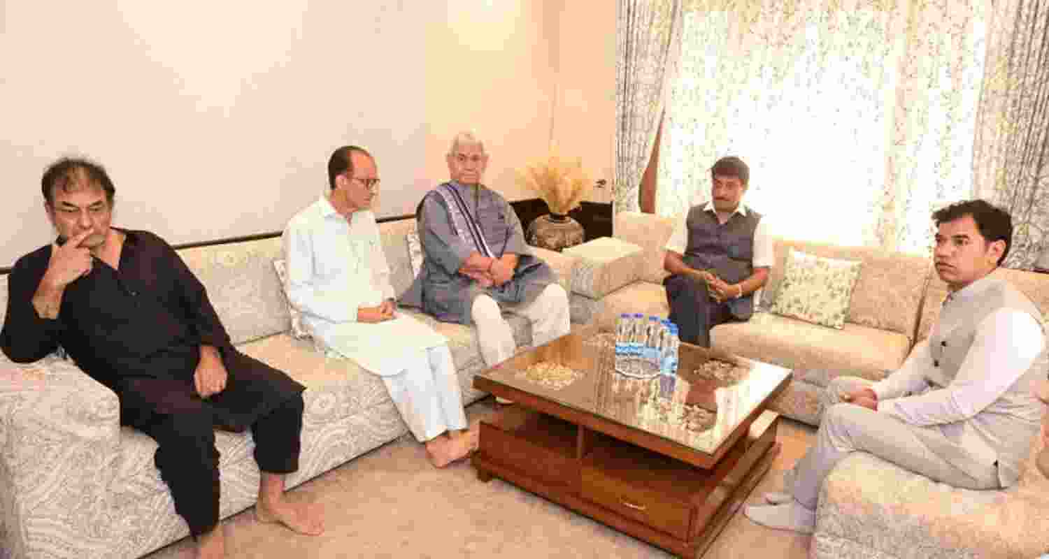 LG visits families of slain Kathua cops, promises govt jobs