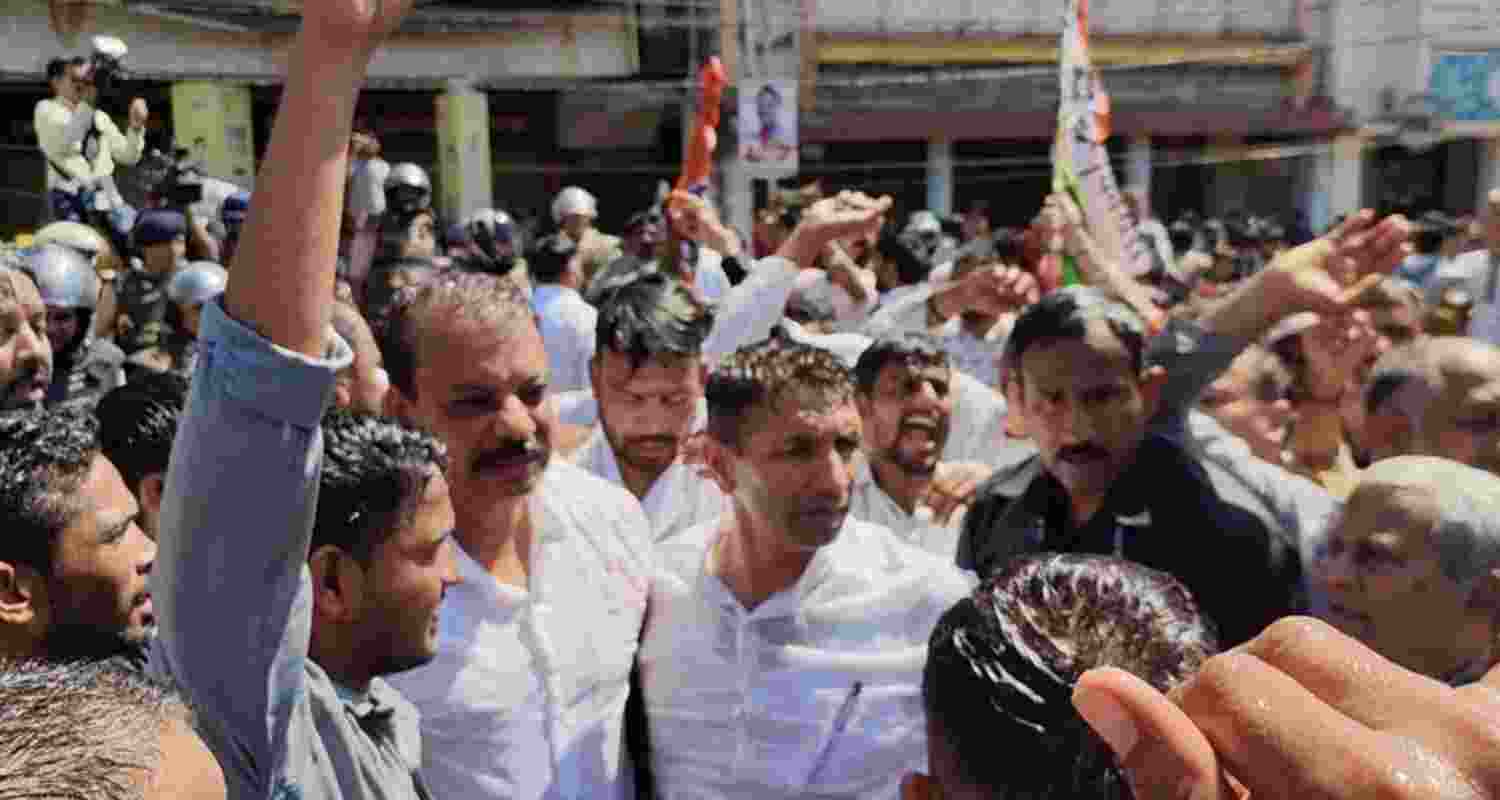 MP: 7 Congress leaders injured as stage collapses at protest
