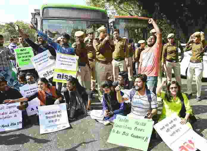 Univ students led by SFI protest against Delhi Metro fare hike