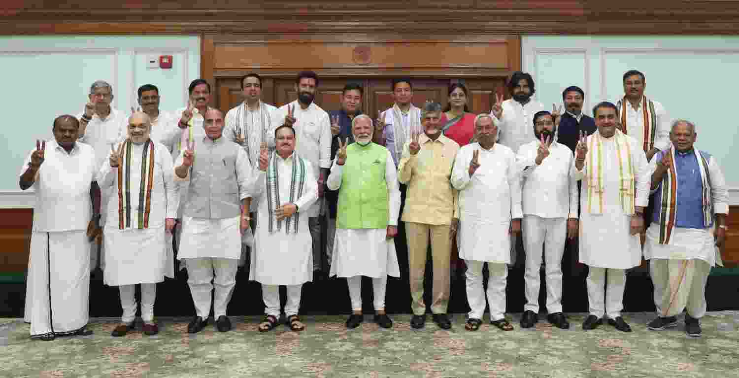 Modi's oath: 8,000 guests, including workers, transgender people