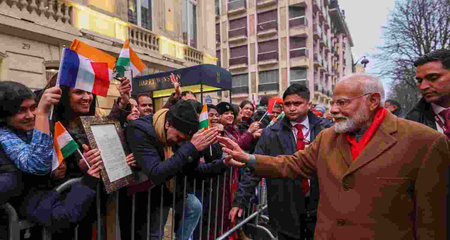 Prime Minister Narendra Modi is welcomed by the Indian diaspora in Paris, France, Monday. Prime Minister Narendra Modi is welcomed by the Indian diaspora in Paris, France, Monday.