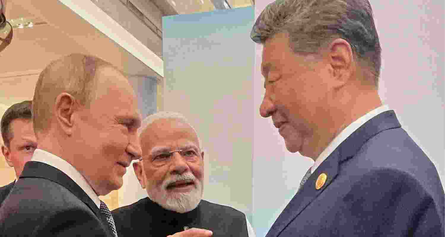Russian President Vladimir Putin, Indian PM Narendra Modi and Chinese President Xi Jinping talk ahead of the SCO summit in Tianjin, China, on September 1. File photo.