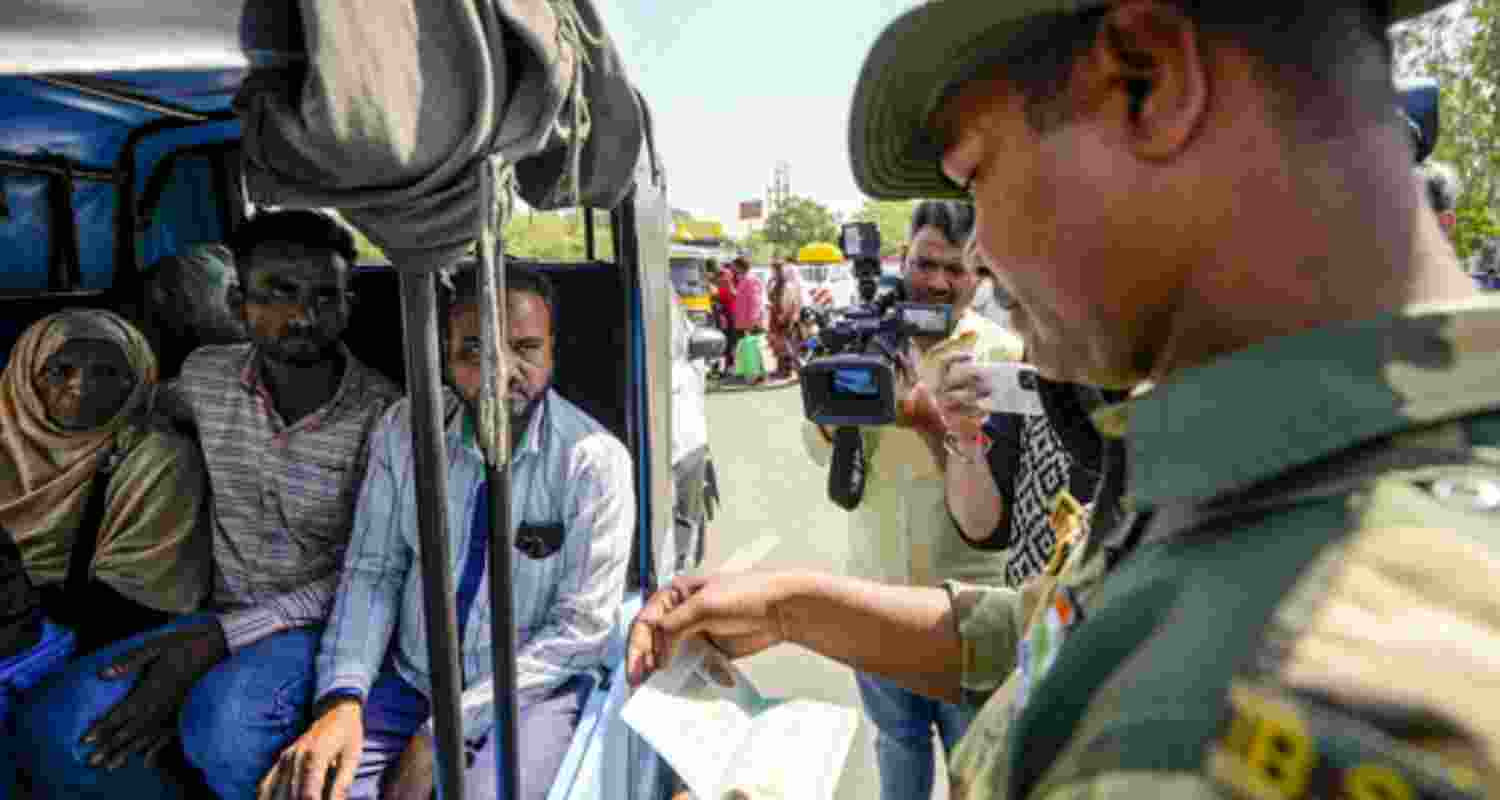 Despite HC order, JK cop among 9 siblings deported to Pak