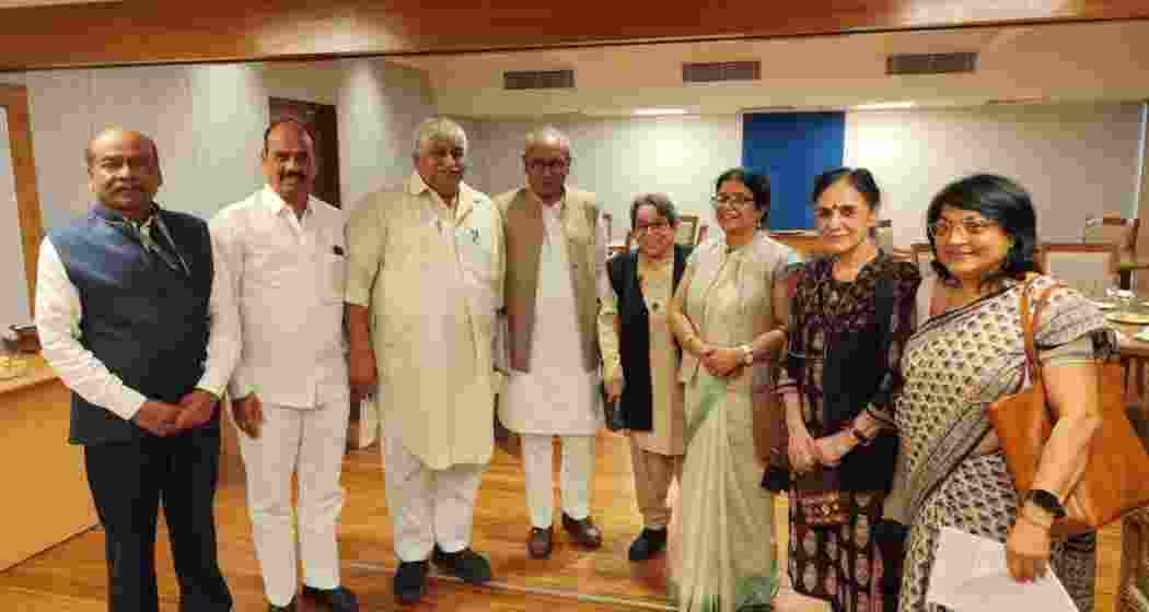 A team from the All India Save Education Committee, led by Sharda Dixit, Secretary of the Delhi chapter, along with other educationists and Digvijay Singh, Chairman of the Committee for Education.
