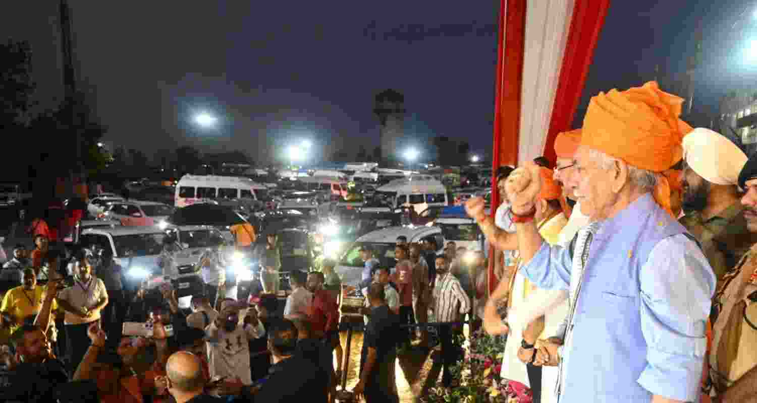 LG Sinha flags off first batch of Amarnath Yatra pilgrims