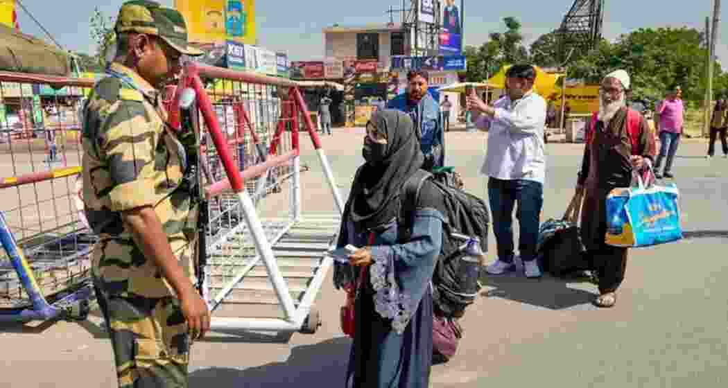 Pak citizens rush home through Attari as exit deadline ends