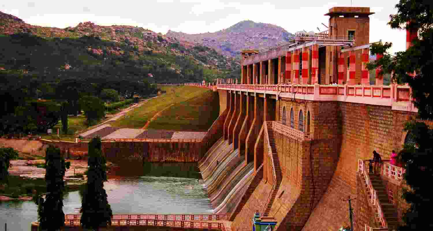 The Supreme Court directed the Centre to form a tribunal within a month to adjudicate the long-standing water-sharing dispute between Tamil Nadu and Karnataka over the Pennaiyar river.