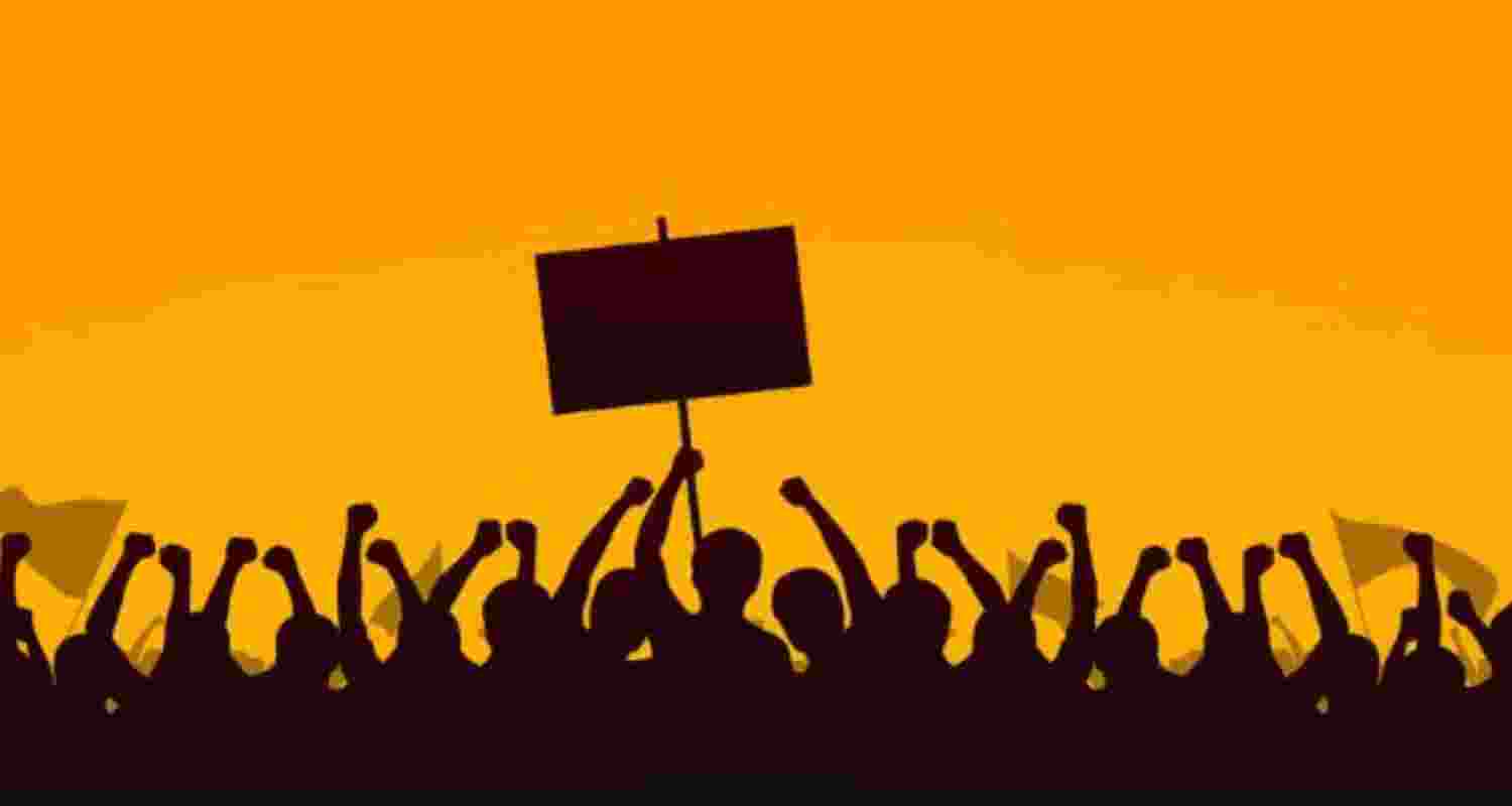 Teachers who lost job owing to Calcutta HC order demonstrate.