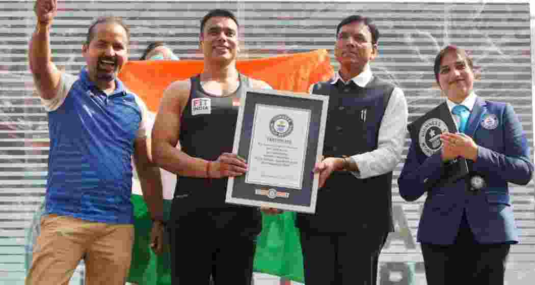 Union Sports Minister Mansukh Mandaviya holds the Guinness World Record certificate with Rohtash at Jawaharlal Nehru Stadium in New Delhi on Sunday. 