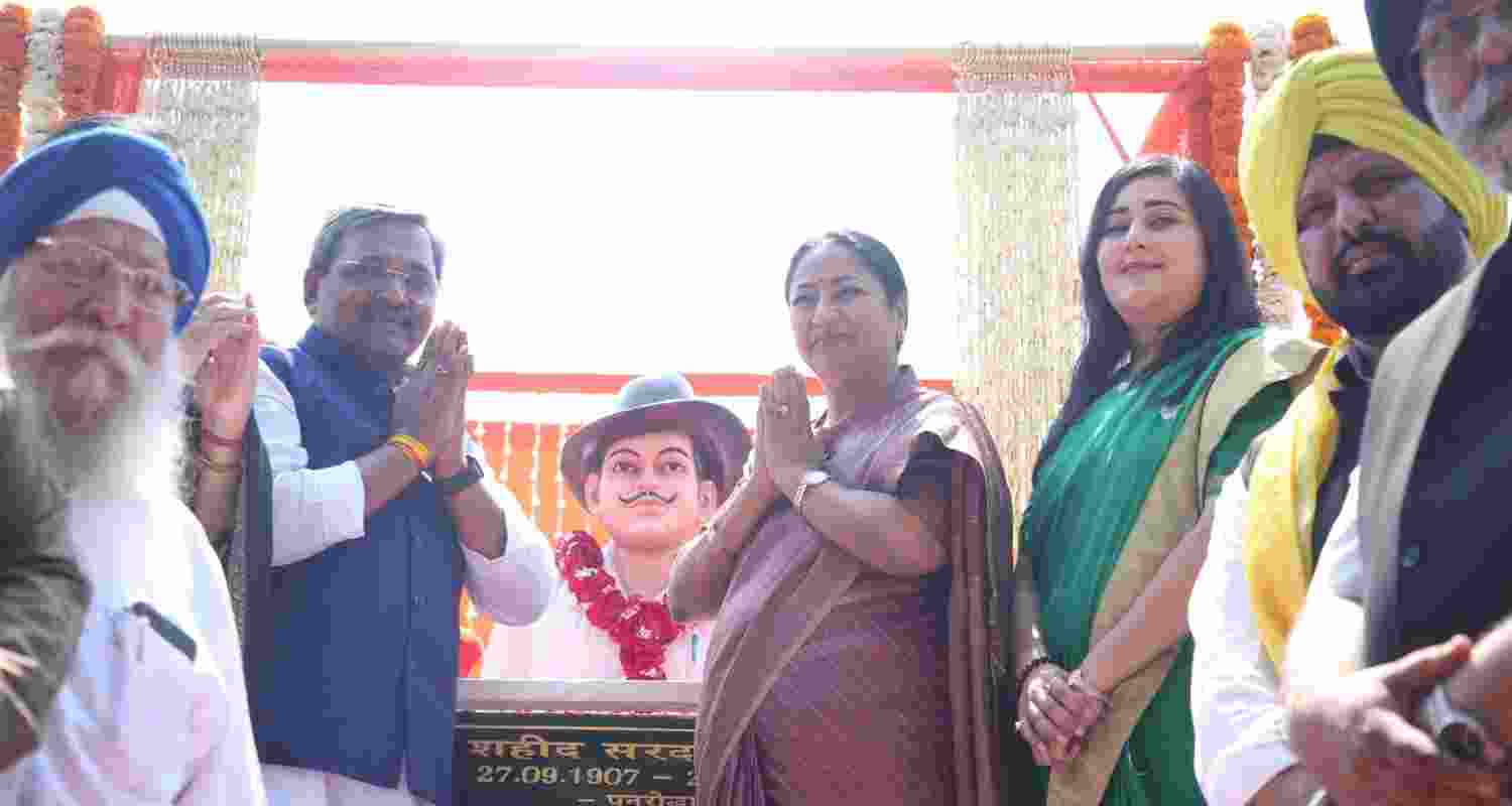 Delhi CM unveils statue of Bhagat Singh on Shaheed Diwas