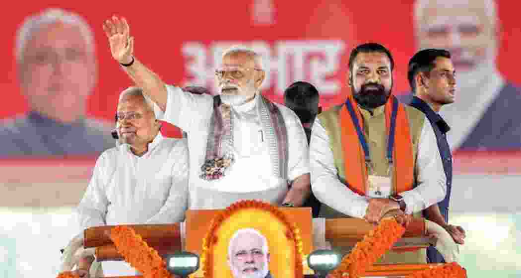 Prime Minister Narendra Modi with Bihar Chief Minister Samrat Choudhary (right) and former Chief Minister Nitish Kumar (left).