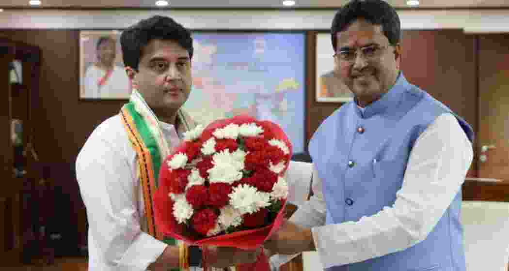 Union minister for DoNER, Jyotiraditya M Scindia (L), along with Tripura CM Manik Saha (R).