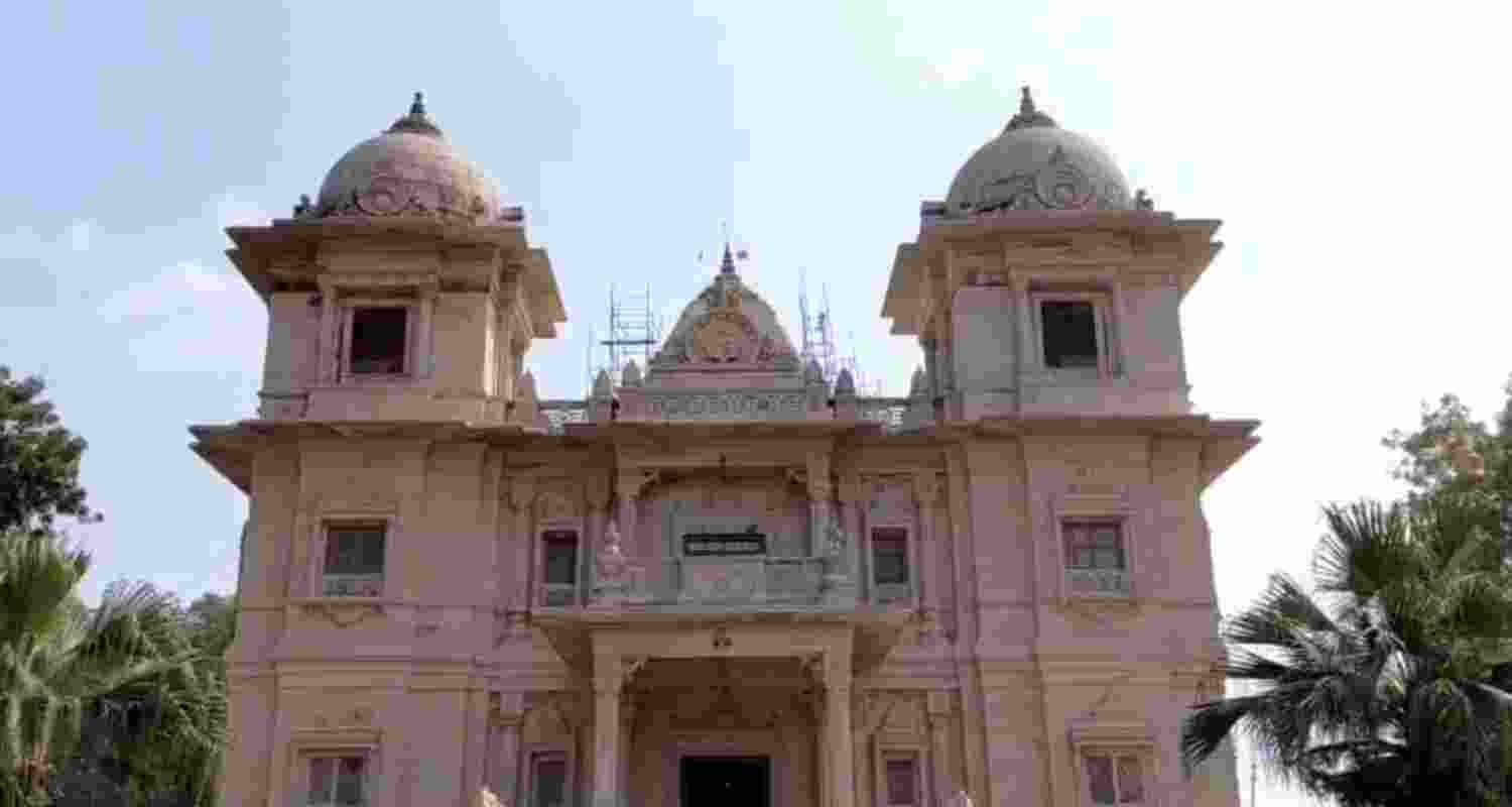 18 idols made of silver, brass and copper stolen from a Vishnu temple at the Scindia royal family’s Amma Maharaj Chhatri complex in Gwalior; police launch probe.